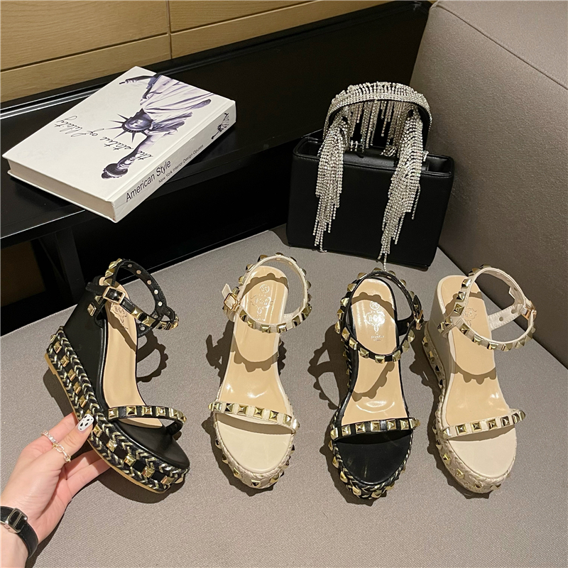 2026 Summer New Rivet Wedge Thick Sole Sandals Platform Chunky Heel Women's Shoes - Image 3